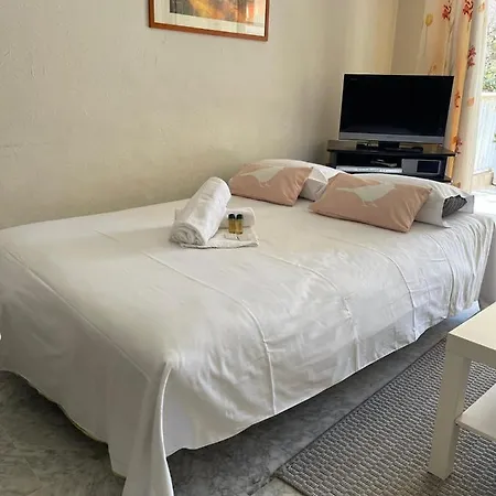Renting Spacious 1 Bedroom In Center With A Parking בית נופש